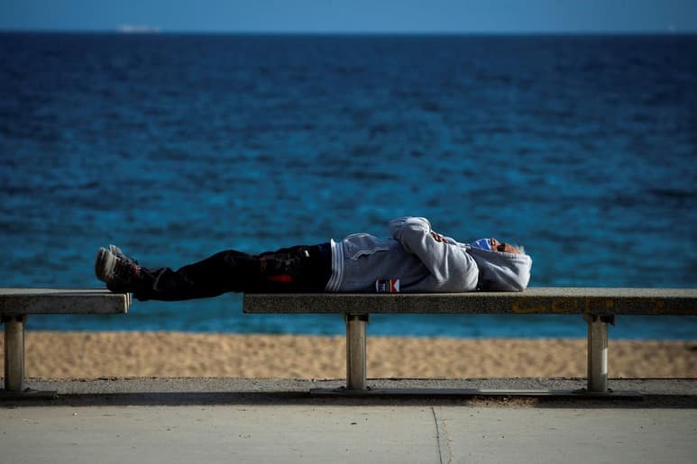 España notificó este miércoles 15,318 nuevos casos de coronavirus, 7,090 en las últimas 24 horas analizadas, mientras que los fallecimientos aumentaron respecto a los datos de ayer en 351, con lo que se acumulan seis días de descensos, informó el Ministerio de Sanidad. (ARCHIVO)