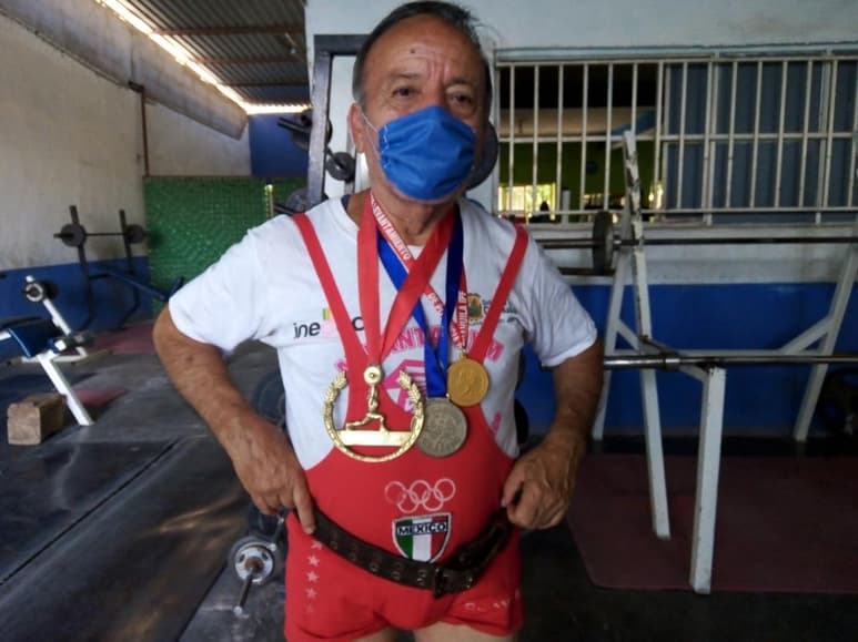 A la edad de 81 años, partió a su encuentro con El Señor, el atleta lagunero don Pedro Chávez Ramírez, víctima de un problema respiratorio, dejando sin duda un gran legado dentro de la disciplina de la halterofilia, la cual practicó durante más de 60 años. (ESPECIAL)