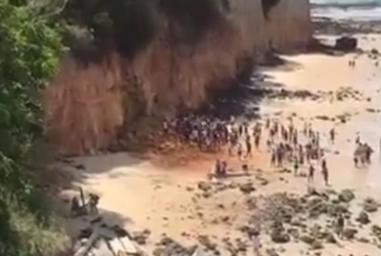 El bebé aún estaba respirando tras ser desenterrado pero falleció momentos después (CAPTURA)