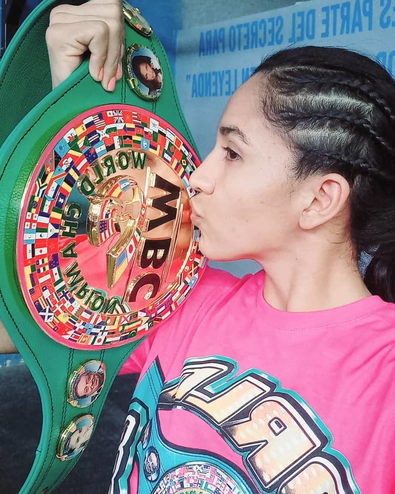 Días atrás la lagunera recibió el cinturón junto a otros accesorios del Consejo Mundial de Boxeo. (ESPECIAL)