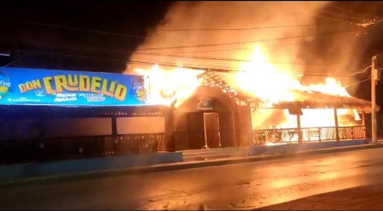 Se generó un incendio en un restaurante de venta de mariscos que se encuentra en el bulevar Diagonal Las Fuentes de Torreón. (EL SIGLO DE TORREÓN)