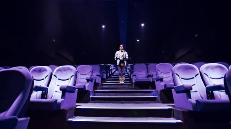 Además de permitir ver películas y jugar videojuegos, la renta de salas de cine también permite a sus clientes ver partidos de la NFL (ESPECIAL)
