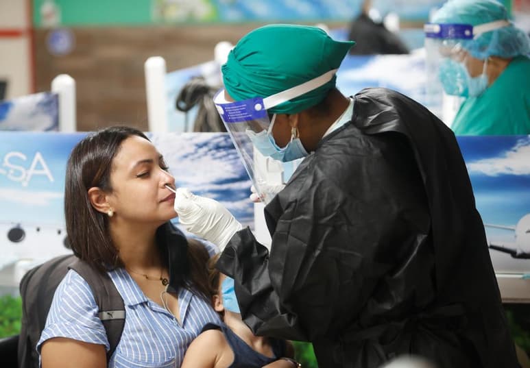 Cuba registró este jueves otros 21 contagios de COVID-19, siete de ellos importados, que dejan en 7,725 el número total de casos confirmados desde el inicio de la pandemia en marzo. (ARCHIVO)