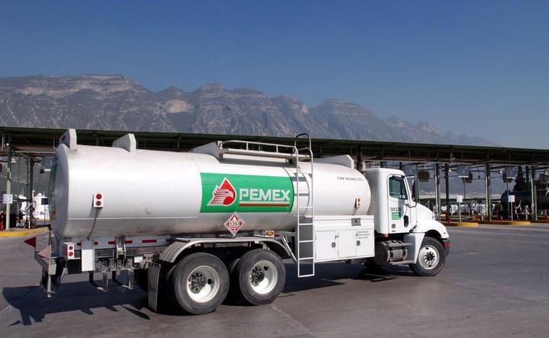 El banco BBVA advirtió este jueves que los ingresos petroleros de México seguirán bajando pese a que consiga aumentar su producción, debido a la depreciación del peso frente al dólar y al comportamiento general de los precios. (ARCHIVO)