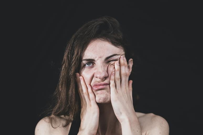 Apretar los dientes es un síntoma del estrés que afecta a una gran parte de la población, y muchas personas no son conscientes de que esto es un problema. Con el tiempo, esto puede provocar dolor de mandíbula, de cabeza, oídos, pérdida de piezas dentales, entre otros. (ESPECIAL)