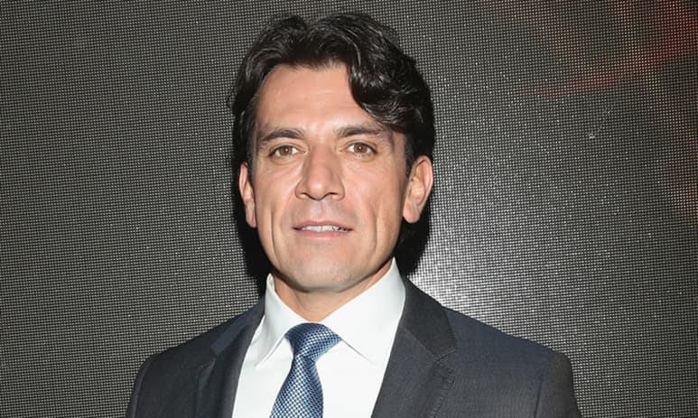El galán de telenovelas y cine mexicano, Jorge Salinas, fue captado este jueves en un banco de la Ciudad de México con supuestas dificultades para caminar apoyado de un bastón. (Especial)