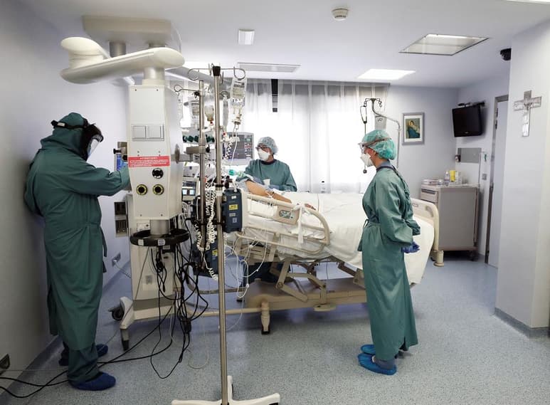 España sumó este jueves 16,233 nuevos casos de coronavirus y 252 muertos, según los datos ofrecidos por el Ministerio español de Sanidad, una cifra muy por debajo de los 435 decesos registrados el pasado martes, cuando se marcó el récord de fallecidos de esta segunda ola. (ARCHIVO)
