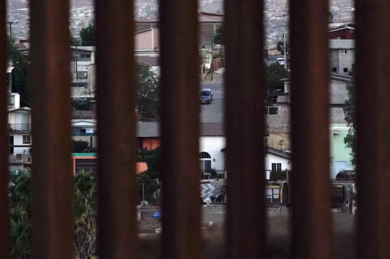 Una jueza federal bloqueó el jueves la entrada en vigor de una regla del gobierno del presidente Donald Trump que habría creado nuevos obstáculos para los solicitantes de asilo que hayan sido condenados por ciertos delitos. (CORTESÍA)