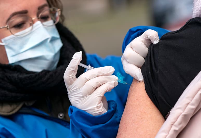 Farmacéuticas esperan poder pedir las primeras autorizaciones comerciales en diciembre. (AP)