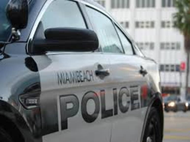 Una mujer latina enfrenta un cargo de homicidio en segundo grado en la ciudad de Jacksonville (Florida) por iniciar una persecución contra un hombre que chocó su vehículo en un estacionamiento y que terminó muerto después de que ambos ocasionaran varios accidentes que involucraron a cinco automotores. (ESPECIAL)
