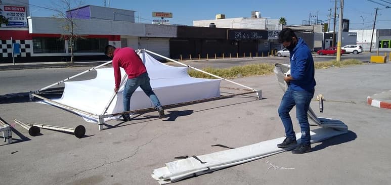 Luego de retirar los toldos y de que ayer aplicaron el tratamiento en la Casa de Enlace a algunas personas, Miroslva comentó que platicará otra vez con los fabricantes para que le expliquen de qué se trata y sobre todo para que le demuestren si negativiza el COVID-19. (JESÚS GALINDO)