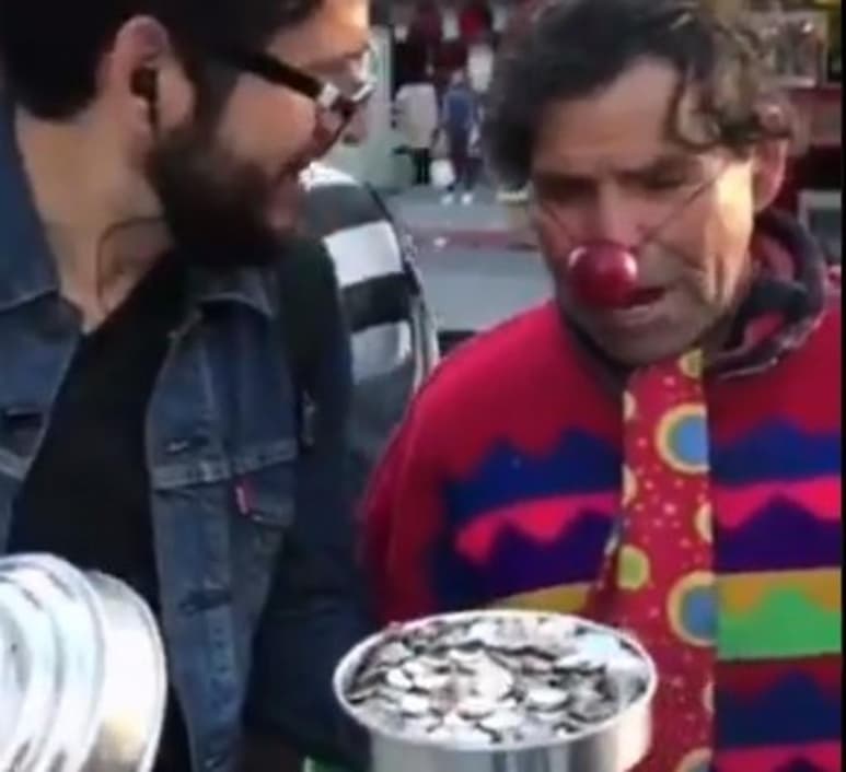 En TikTok un usuario identificado como Jorge Valenzuela compartió el altruista gesto que tuvo con un payaso de la calle al realizarle un truco de magia. (Especial)