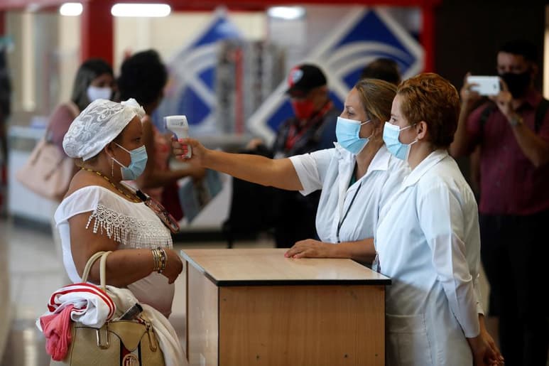 Cuba ha incrementado la cifra de casos importados detectados a diario como positivos de la COVID-19 tras la reapertura de todos sus aeropuertos, indicaron este viernes las autoridades sanitarias del país caribeño al reportar otros 20 viajeros diagnosticados con la enfermedad la víspera. (ARCHIVO)