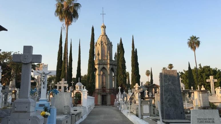 De acuerdo a reportes oficiales el hombre habría perdido la vida debido al golpe que se dio en la cabeza al caer en la tumba (ESPECIAL)  