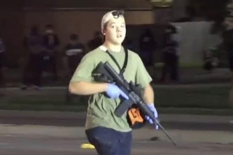 Kyle Rittenhouse, el joven de Illinois acusado de matar a dos hombres durante las protestas por la muerte del afroestadounidense Jacob Blake en Wisconsin el 25 de agosto pasaso, salió bajo fianza el viernes, informaron las autoridades. (ARCHIVO)