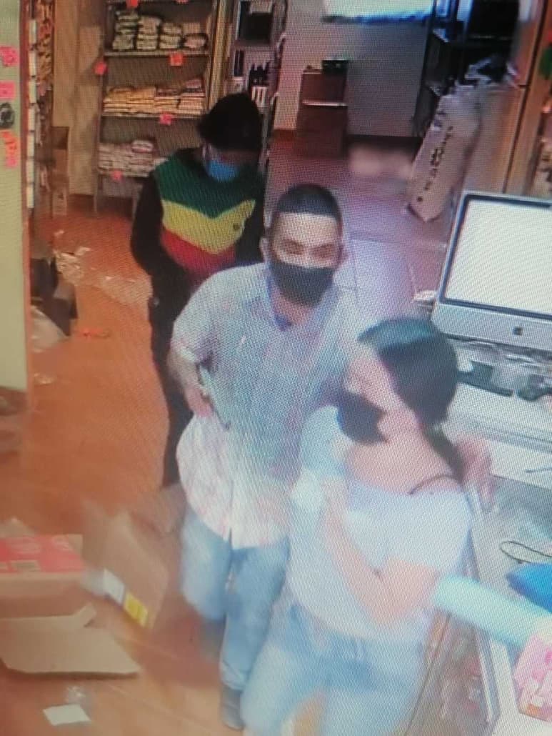 El maleante amenazó a la dueña de la tienda con la pistola y le exigió el dinero.