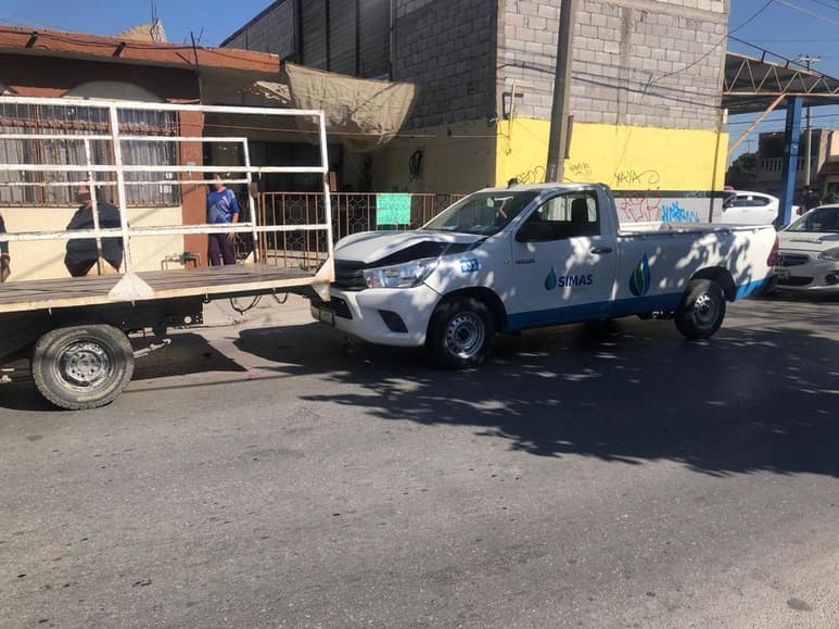 Elementos de la Subdirección de Tránsito y Vialidad Municipal fueron los primeros en atender el reporte.