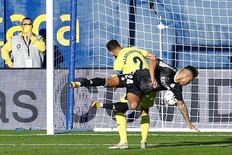 Mariano Díaz, abrió el marcador luego de un centro de Dani Carvajal; sin embargo, la jugada se hizo viral luego de que el asistente levantó la bandera señalando fuera de juego. (EFE)