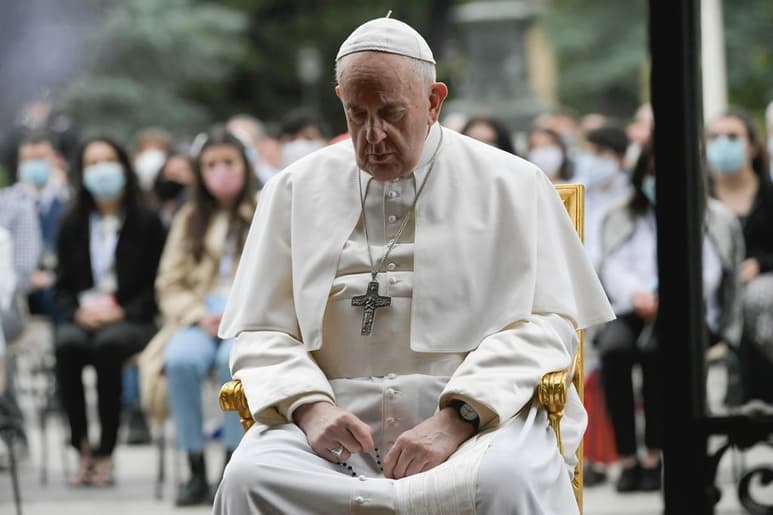 El papa Francisco pidió hoy que las sociedades no caigan en la fiebre consumista y en nuevas formas de autopreservación egoísta una vez se supere la pandemia del coronavirus. (ARCHIVO)