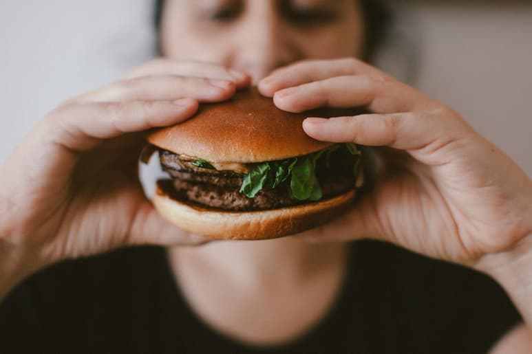 Nuestro cerebro reacciona a los alimentos que ingerimos de la misma forma que sucede con el resto del cuerpo. (ESPECIAL)