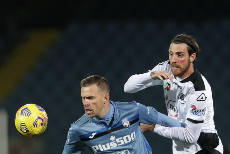 Los primeros en saltar al campo con esta marca en la cara fueron el Crotone y el Lazio, encargados de abrir una jornada en la que la Serie A, en colaboración 'WeWorld', renovó su compromiso para defender los derechos de las mujeres. (EFE)