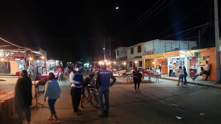 Los tianguistas se instalaron en la colonia Lázaro Cárdenas de Torreón, la tarde-noche del viernes, pero fueron retirados por los inspectores estatales y municipales poco después, para evitar aglomeraciones de personas y evitar mayores contagios de COVID. (EL SIGLO DE TORREÓN)