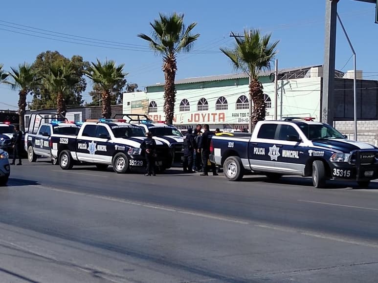 Una fuete movilización policíaca se registró la tarde de este sábado, debido a que fue detectado un automóvil sospechoso y al revisarlo se encontró hierba seca con las características de la marihuana.