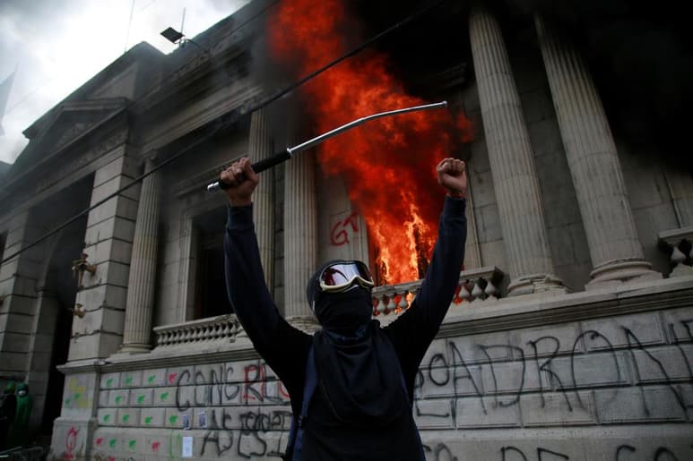 Cientos de manifestantes tomaron este sábado el Congreso de Guatemala y le prendieron fuego a varias oficinas hasta ser desalojados por fuerzas de seguridad y cuerpos de bomberos, que apagaron el incendio. (EFE)