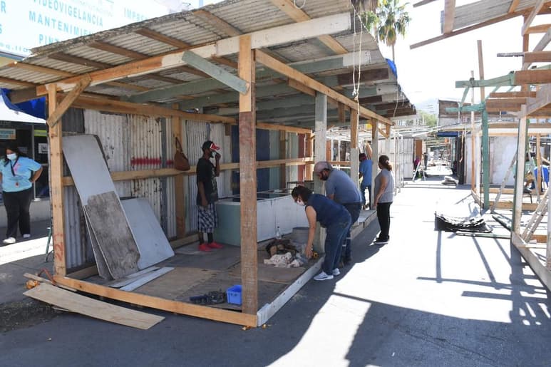 Este sábado se comenzó a instalar el tradicional Mercado Navideño en la calle Ildefonso Fuentes de Torreón, esto mientras las autoridades resuelven si otorgan su autorización para operar en las próximas semanas, todo en el marco de la pandemia del COVID-19 en la región. (ARCHIVO)