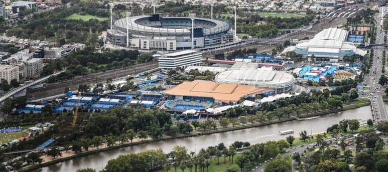 El Abierto de Australia, podría posponerse unos meses después de que el Gobierno de Victoria, estado en el que se encuentra la ciudad anfitriona del evento, Melbourne, anunciara que tanto los jugadores como sus equipos no podrán entrar al país antes del 1 de enero. (ARCHIVO)