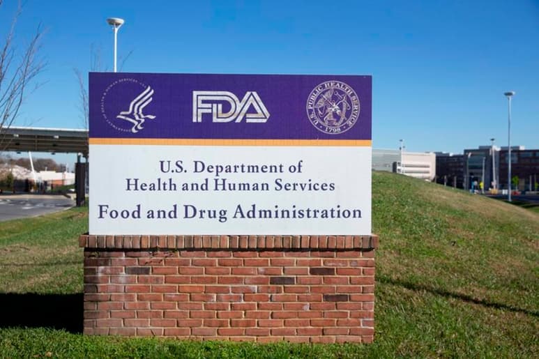 La Agencia de Alimentos y Medicamentos de EUA concedió este sábado una autorización de urgencia a la biotecnológica Regeneron para el uso en el país contra la COVID-19. (ARCHIVO)