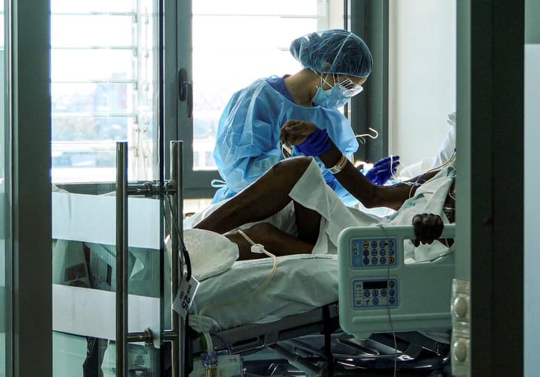 Estados Unidos alcanzó este sábado los 12,051,253 casos confirmados del coronavirus SARS-CoV-2 y los 255,588 fallecidos por la enfermedad de la COVID-19, de acuerdo con el recuento independiente de la Universidad Johns Hopkins. (ARCHIVO)