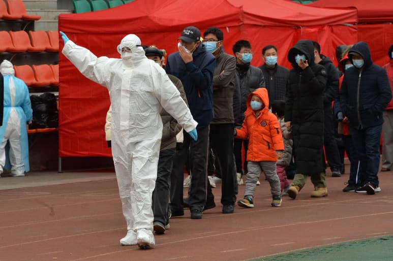La Comisión Nacional de Sanidad de China informó hoy de que el país asiático diagnosticó 17 nuevos casos de COVID-19 este sábado, 14 de ellos procedentes del exterior y 3 por contagio local. (ARCHIVO)