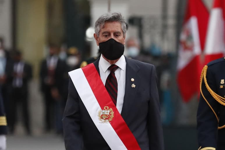 El presidente de Perú, Francisco Sagasti, se reunió este sábado con los familiares de Inti Sotelo y Jack Bryan Pintado, los dos jóvenes estudiantes que murieron durante la represión policial de las masivas manifestaciones en Lima de la semana pasada. (ARCHIVO)
