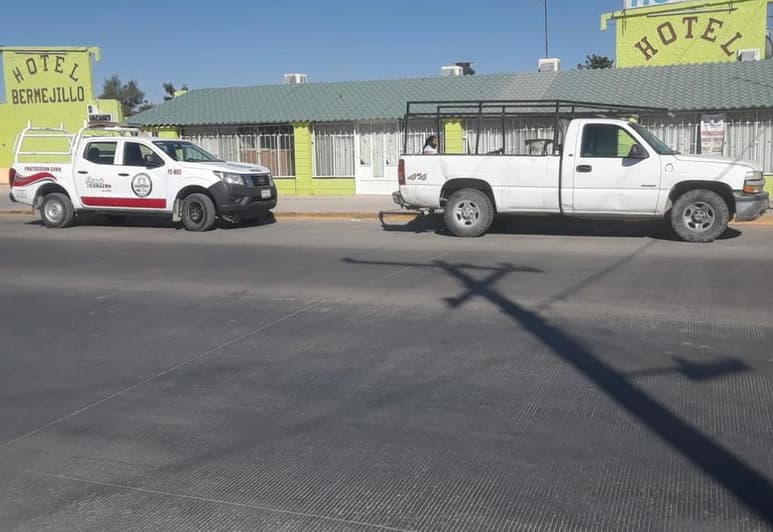 El cuerpo quedó en el interior de una camioneta de la marca Chevrolet, color blanco, con placas de Chihuahua. (EL SIGLO DE TORREÓN)