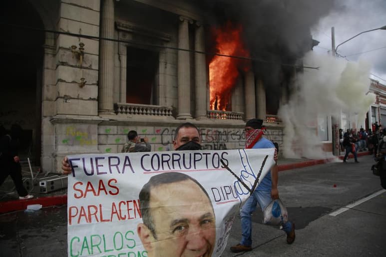 La jornada de manifestaciones empezó de manera violenta cuando cientos de encapuchados tomaron el Congreso. (EFE)