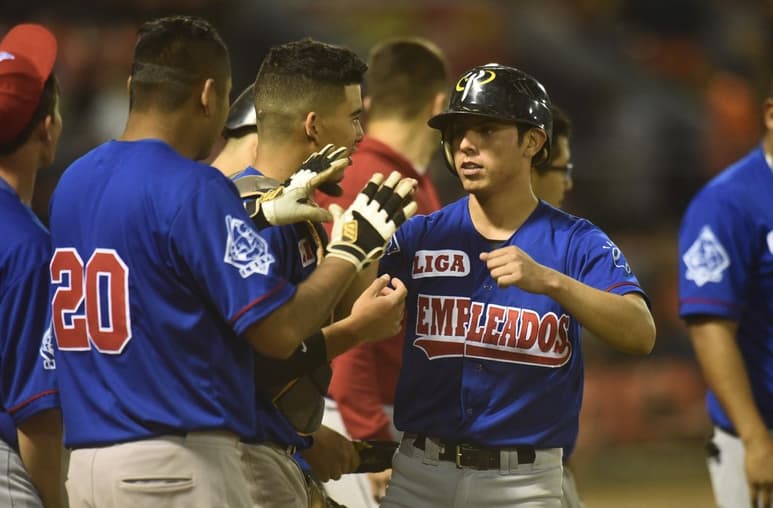 El parador en corto Ulises Lozano (d) ha tenido una buena actuación con la Selección Laguna en el Torneo Nacional de Primera Fuerza.