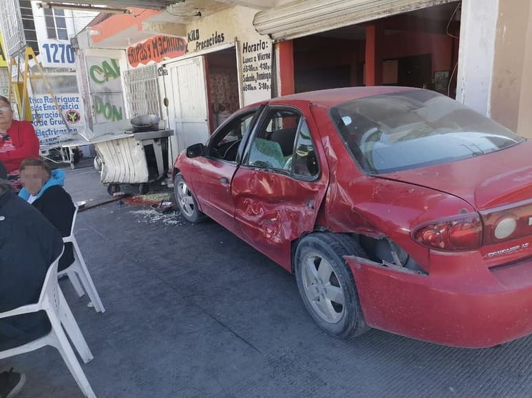 Pese a que el automóvil fue a dar contra un negocio de comida, las personas que se encontraban en el lugar resultaron ilesas. (EL SIGLO DE TORREÓN)