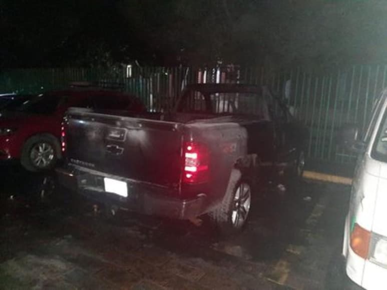 El vehículo fue incendiado con el médico en su interior. (ESPECIAL)
