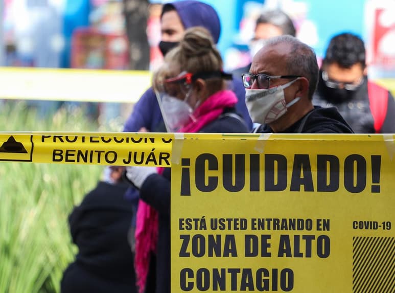 El confinamiento, el cubrebocas y el distanciamiento social, prácticas extendidas en países de la región, se han aplicado de forma muy dispar en México, donde parte de la ciudadanía sigue escéptica al coronavirus, aunque ya superó las 100,000 muertes y el millón de casos. (ARCHIVO)