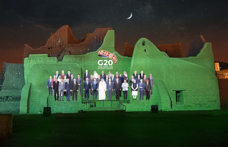 La cumbre virtual del G20, centrada este año en la recuperación de la crisis provocada por la COVID-19, y el refuerzo de la cooperación entre sus miembros para combatir la pandemia, terminó este domingo con el compromiso de financiar las vacunas para los países pobres. (EFE)