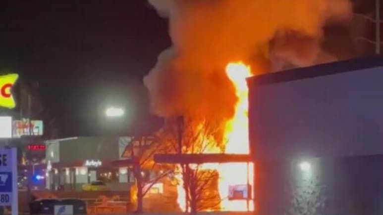 Las autoridades arrestaron a un hombre de 23 años tras un ataque en un restaurante de comida rápida de Nebraska en el que dos personas murieron a tiros y dos más resultaron heridas. Además, la policía respondió a un informe de una posible bomba dentro de un camión en el estacionamiento que encontraron en llamas. (ARCHIVO)