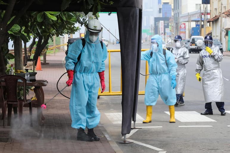 Los casos globales de COVID-19 ascendieron hoy a 57.9 millones, después de que la Organización Mundial de la Salud (OMS) registrara 605,000 nuevos contagios en la última jornada, según los datos que facilita a diario desde su sede en Ginebra. (ARCHIVO)