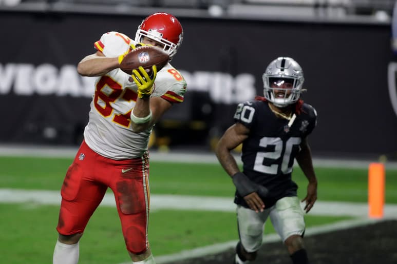 El ala cerrada Travis Kelce fue pieza clave para la victoria de los Jefes, al sumar 127 yardas y lograr dos anotaciones. (AP)