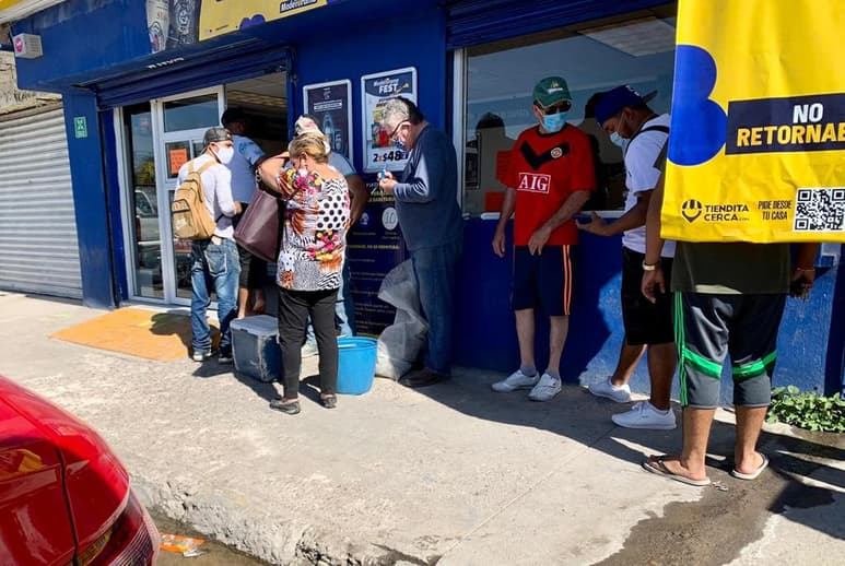 Sin respetar la sana distancia y con aglomeración de personas, acuden a comprar cervezas.