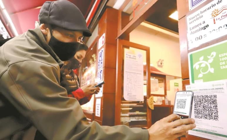 De acuerdo con el gobierno de la Ciudad de México, sólo entre el 18 y 20 de noviembre se detectaron 67 casos positivos, por lo que se tuvieron que enviar 5 mil mensajes de alertas a ciudadanos que estuvieron en los mismos lugares.
