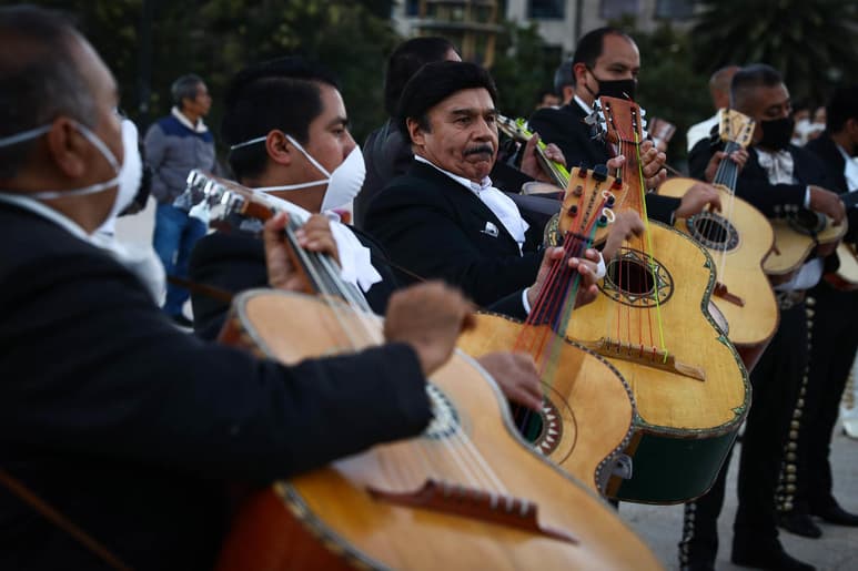 La pandemia ocasionada por el virus del COVID-19 ha golpeado mortalmente al mariachi. Integrantes del colectivo Salvemos al Mariachi denunciaron que desde hace más de cinco meses no son contratados y no cuentan con un lugar fijo para trabajar y llevar dinero a sus hogares.
(ARCHIVO)