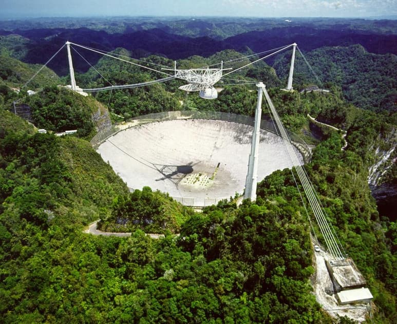 La desaparición del radiotelescopio del Observatorio de Arecibo supone una pérdida importante para la comunidad científica mundial, a la que contribuyó en el último medio siglo con la búsqueda de asteroides que orbitan cerca de la Tierra. (ARCHIVO)