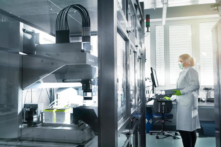 Los anuncios de las farmacéuticas Moderna, Pfizer/BioNtech y AstraZeneca, los de esta última en colaboración con la Universidad de Oxford, sitúan el uso de las vacunas contra la COVID-19 un paso más cerca, pero ¿en qué se diferencian estos proyectos en fase III? ¿Cuáles son sus fortalezas y debilidades? (ARCHIVO) 