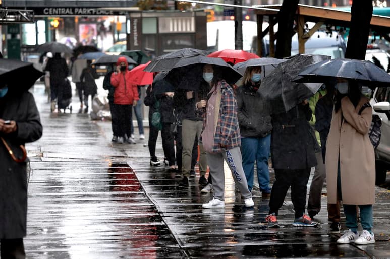 La ciudad de Nueva York impondrá nuevas restricciones en dos de sus distritos, en la zona del alto Manhattan y en Staten Island, tras registrarse un aumento continuado de los casos positivos del coronavirus SARS-CoV-2 que también están afectando al resto del estado. (ARCHIVO) 
